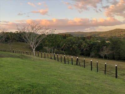 Río real dentro del terreno en venta Monte Plata